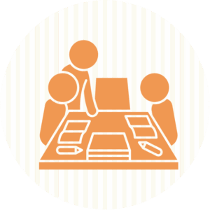 Icône orange représentant trois personnes autour d’une table avec documents et ordinateur, symbolisant l’AFEST – Action de Formation en Situation de Travail.